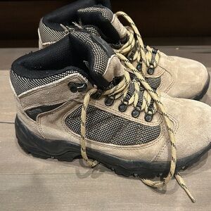 BearPaw hiking Boots - Tan and Black
Great condition.